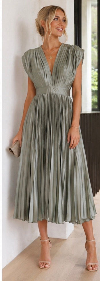 Emeline New York™ | Timeless Pleated Midi Dress